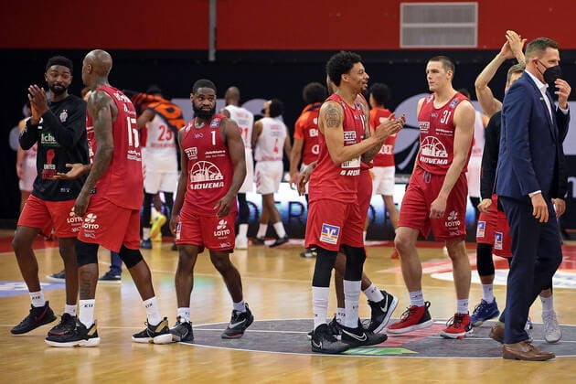 03 04 2021, xovx, Basketball BBL, JobStairs Giessen 46ers FC Bayern Munich Giessen players cheer victory against FC Bayern Munich emspor Giessen.