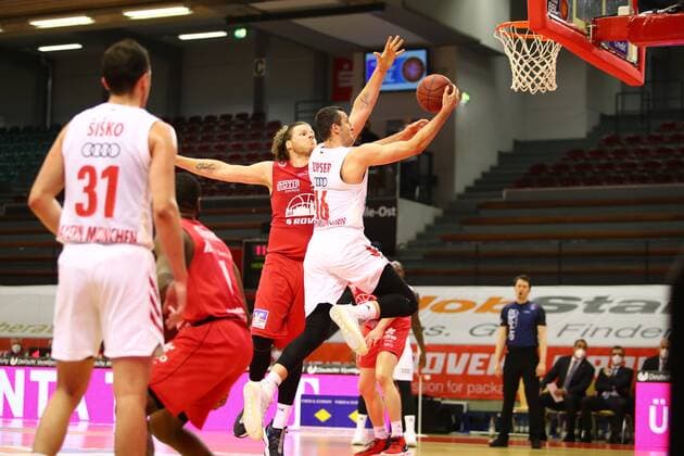 Paul Zipser Muenchen moves to the basket, John Bryant Giessen blocks the ball Jobstairs Giessen 46ers vs FC Bayern Muenchen, Basketball, easyCredit BBL, 03 04 2021 Jobstairs Giessen 46ers vs FC Bayern Muenchen, Basketball, easyCredit BBL, 03 04 2021 Giessen Copyright: xEibner-Pressefotox EP_RWS