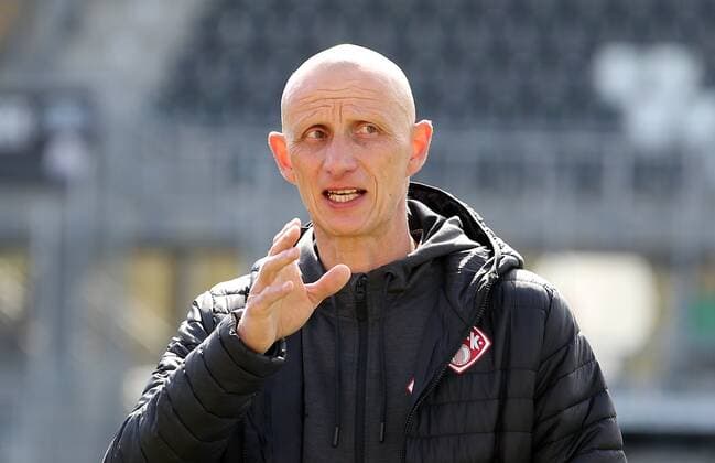 v li Coach Ralf Santelli FC Würzburger Kickers gives instructions, gesticulates, gesticulate with arms, gives instructions, gesticulate, single image, 04 04 2021, Sandhausen Germany , Football, 2 Bundesliga, SV Sandhausen FC Würzburger Kickers, DFB DFL REGULATIONS PROHIBIT ANY USE OF PHOTOGRAPHS AS IMAGE SEQUENCES AND OR QUASI VIDEO xfsx