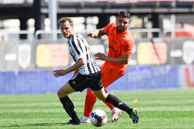 Andy Delort (MHSC) vs Vincent Manceau (Angers) FOOTBALL : SCO Angers vs MHSC - Ligue1 Uber Eats - 04 04 2021 JBAutissier Panoramic 