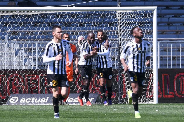 JOIE - FAIR PLAY - 19 STEPHANE BAHOKEN (SCO) - 09 LOIS DIONY (SCO) FOOTBALL : Angers vs Montpellier - Ligue 1 Uber Eats - 04 04 2021 FEP Panoramic 
