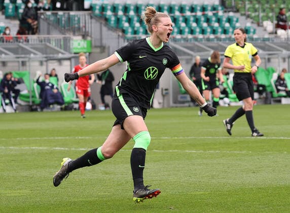 Bilder des Jahres 2021, Sport 04 April Sport Themen der Woche KW13 Pokal HF: VfL-Frauen vs Bayern München Fußball, Frauen, Saison 20 21, DFB-Pokal, Halbfinale, VfL Wolfsburg vs FC Bayern München, Bild zeigt: Wolfsburger Jubel: Alexandra Popp (VfL, 11) jubelt nach ihrem Tor zum 1:0 für den VfL. Wolfsburg *** Cup HF VfL Women vs Bayern Munich Football, Women, Season 20 21, DFB Cup, Semi Final, VfL Wolfsburg vs FC Bayern Munich, Picture shows Wolfsburg cheering Alexandra Popp VfL, 11 cheers after her goal to make it 1 0 for VfL Wolfsburg.