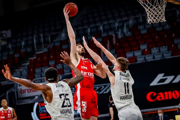 Center David Kravish Brose Bamberg, 45 left 25 Terry Allen Hamburg Towers right 11 Maik Kotsar Hamburg Towers Brose Bamberg Hamburg Towers easyCredit BBL Basketball Bundesliga Basketball Season 2020 21 26 Matchday, 04 04 2021 Bamberg, Brose Arena Copyright: DanielxLöb