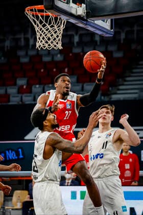 Center Shevon Thompson Brose Bamberg, 27 left 25 Terry Allen Hamburg Towers right 11 Maik Kotsar Hamburg Towers Brose Bamberg Hamburg Towers easyCredit BBL Basketball Bundesliga Basketball Season 2020 21 26 Matchday, 04 04 2021 Bamberg, Brose Arena Copyright: DanielxLöb