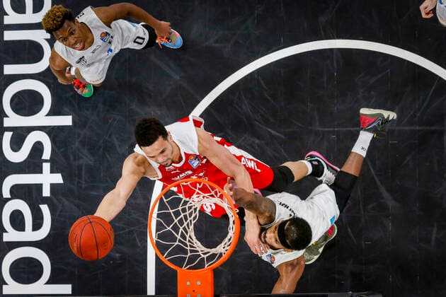 left Dominic Lockhart Brose Bamberg, 03 right 25 Terry Allen Hamburg Towers Brose Bamberg Hamburg Towers easyCredit BBL Basketball Bundesliga Basketball Season 2020 21 26 Matchday, 04 04 2021 Bamberg, Brose Arena Copyright: DanielxLöb