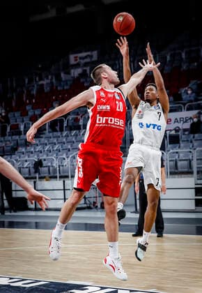 right 07 Kameron Taylor Hamburg Towers left Chase Fieler Brose Bamberg, 20 Brose Bamberg Hamburg Towers easyCredit BBL Basketball Bundesliga Basketball Season 2020 21 26 Matchday, 04 04 2021 Bamberg, Brose Arena Copyright: DanielxLöb