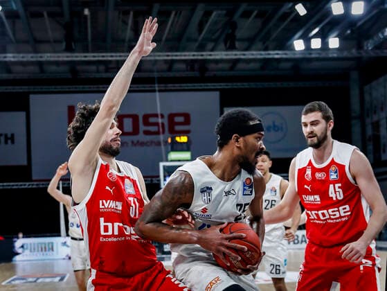 Center 25 Terry Allen Hamburg Towers right David Kravish Brose Bamberg, 45 left Michele Vitali Brose Bamberg, 31 Brose Bamberg Hamburg Towers easyCredit BBL Basketball Bundesliga Basketball Season 2020 21 26 Matchday, 04 04 2021 Bamberg, Brose Arena Copyright: DanielxLöb