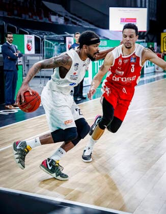 left 25 Terry Allen Hamburg Towers right Dominic Lockhart Brose Bamberg, 03 Brose Bamberg Hamburg Towers easyCredit BBL Basketball Bundesliga Basketball Season 2020 21 26 Matchday, 04 04 2021 Bamberg, Brose Arena Copyright: DanielxLöb