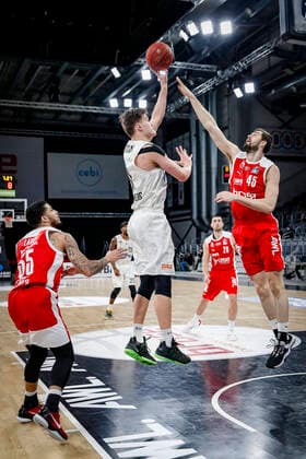 Center 11 Maik Kotsar Hamburg Towers right David Kravish Brose Bamberg, 45 left Tyler Larson Brose Bamberg, 55 Brose Bamberg Hamburg Towers easyCredit BBL Basketball Bundesliga Basketball Season 2020 21 26 Matchday, 04 04 2021 Bamberg, Brose Arena Copyright: DanielxLöb