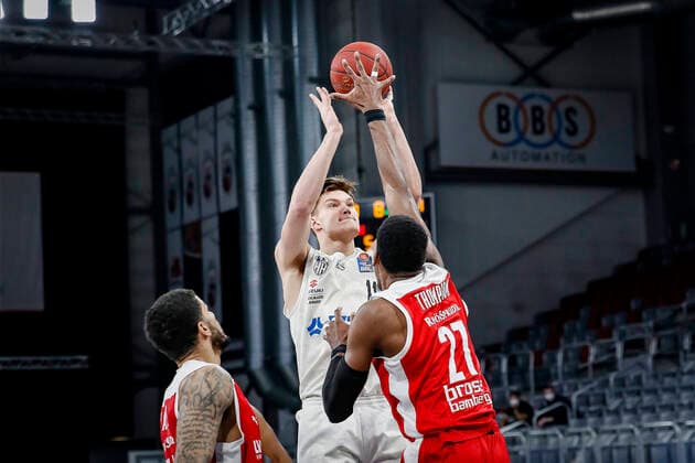 Center 11 Maik Kotsar Hamburg Towers right Shevon Thompson Brose Bamberg, 27 left Tyler Larson Brose Bamberg, 55 Brose Bamberg Hamburg Towers easyCredit BBL Basketball Bundesliga Basketball Season 2020 21 26 Matchday, 04 04 2021 Bamberg, Brose Arena Copyright: DanielxLöb