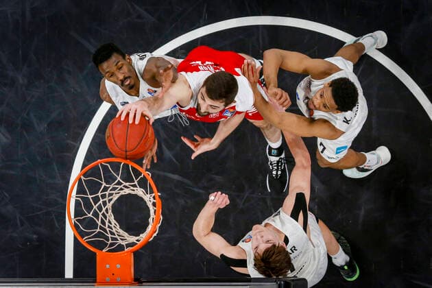 Center David Kravish Brose Bamberg, 45 right 07 Kameron Taylor Hamburg Towers left 40 Zac Cuthbertson Hamburg Towers bottom 11 Maik Kotsar Hamburg Towers Brose Bamberg Hamburg Towers easyCredit BBL Basketball Bundesliga Basketball Season 2020 21 26 Matchday, 04 04 2021 Bamberg, Brose Arena Copyright: DanielxLöb