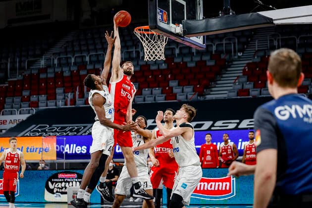 Center David Kravish Brose Bamberg, 45 right 07 Kameron Taylor Hamburg Towers left 40 Zac Cuthbertson Hamburg Towers bottom 11 Maik Kotsar Hamburg Towers Brose Bamberg Hamburg Towers easyCredit BBL Basketball Bundesliga Basketball Season 2020 21 26 Matchday, 04 04 2021 Bamberg, Brose Arena Copyright: DanielxLöb