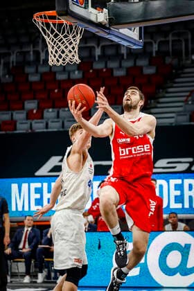 right David Kravish Brose Bamberg, 45 Brose Bamberg Hamburg Towers easyCredit BBL Basketball Bundesliga Basketball Season 2020 21 26 Matchday, 04 04 2021 Bamberg, Brose Arena Copyright: DanielxLöb