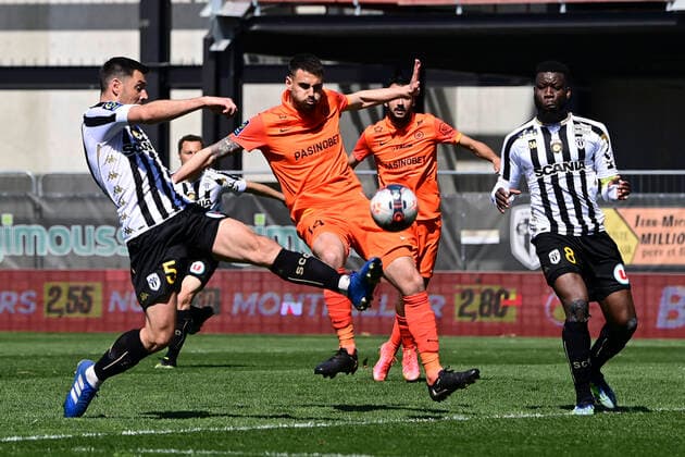 Damien Le Tallec (MHSC) vs Thomas Mangani (Angers) FOOTBALL : SCO Angers vs MHSC - Ligue1 Uber Eats - 04 04 2021 JBAutissier Panoramic 