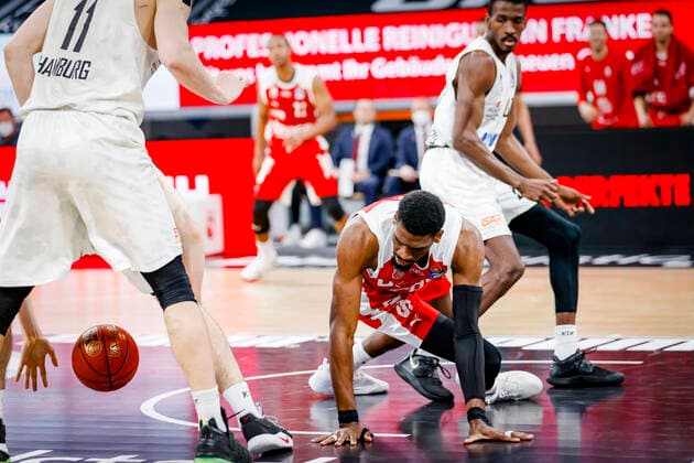 bottom right Shevon Thompson Brose Bamberg, 27 after losing the ball Brose Bamberg Hamburg Towers easyCredit BBL Basketball Bundesliga Basketball Season 2020 21 26 Matchday, 04 04 2021 Bamberg, Brose Arena Copyright: DanielxLöb