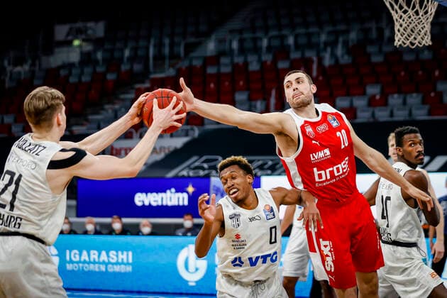 right Chase Fieler Brose Bamberg, 20 left 21 Justus Hollatz Hamburg Towers Brose Bamberg Hamburg Towers easyCredit BBL Basketball Bundesliga Basketball Season 2020 21 26 Matchday, 04 04 2021 Bamberg, Brose Arena Copyright: DanielxLöb