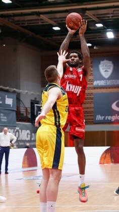 04 04 2021, Basketball, BBL 2020 2021, 26 matchday, s Oliver Wuerzburg EWE Baskets Oldenburg, GER, Wuerzburg, s Oliver Arena, picture from left Robin Amaize EWE Baskets Oldenburg, 21 and Perry Jones III s Oliver Wuerzburg. Copyright: HMBxMedia xHeikoxBecker