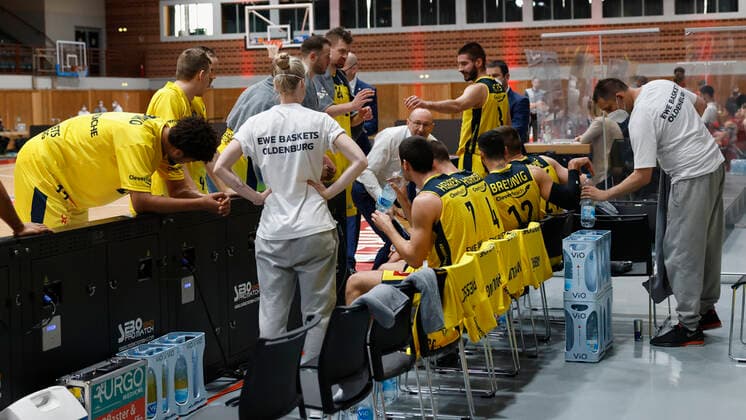 04 04 2021, Basketball, BBL 2020 2021, 26 matchday, s Oliver Wuerzburg EWE Baskets Oldenburg, GER, Wuerzburg, s Oliver Arena, picture time out with head coach Mladen Drijencic EWE Baskets Oldenburg. Copyright: HMBxMedia xHeikoxBecker