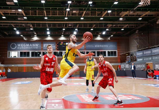 04 04 2021, Basketball, BBL 2020 2021, 26 Matchday, s Oliver Wuerzburg EWE Baskets Oldenburg, GER, Wuerzburg, s Oliver Arena, picture from left Jonas Weitzel s Oliver Wuerzburg , Keith Hornsby EWE Baskets Oldenburg und Florian Koch s Oliver Wuerzburg Copyright: HMBxMedia xHeikoxBecker