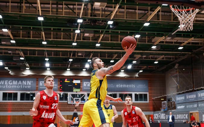 04 04 2021, Basketball, BBL 2020 2021, 26 Matchday, s Oliver Wuerzburg EWE Baskets Oldenburg, GER, Wuerzburg, s Oliver Arena, picture from left Jonas Weitzel s Oliver Wuerzburg , Keith Hornsby EWE Baskets Oldenburg und Florian Koch s Oliver Wuerzburg Copyright: HMBxMedia xHeikoxBecker