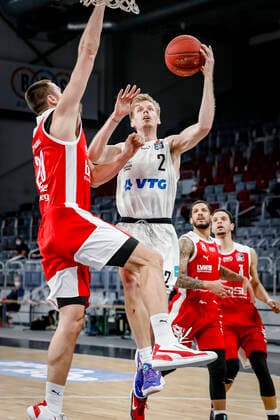 right 02 Jordan Swing Hamburg Towers left Chase Fieler Brose Bamberg, 20 Brose Bamberg Hamburg Towers easyCredit BBL Basketball Bundesliga Basketball Season 2020 21 26 Matchday, 04 04 2021 Bamberg, Brose Arena Copyright: DanielxLöb