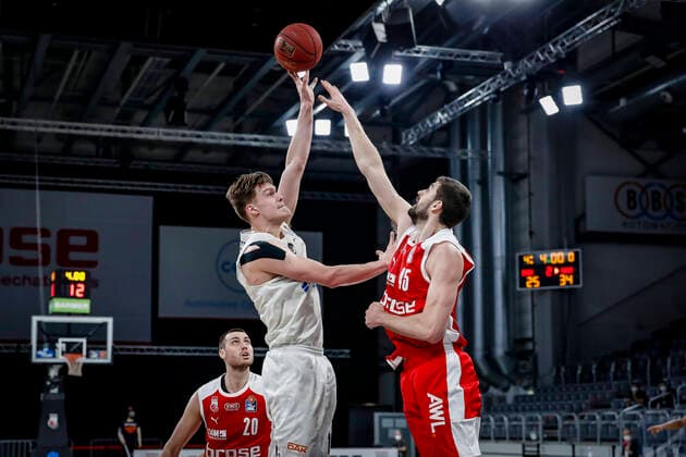 left 11 Maik Kotsar Hamburg Towers right David Kravish Brose Bamberg, 45 Brose Bamberg Hamburg Towers easyCredit BBL Basketball Bundesliga Basketball Season 2020 21 26 Matchday, 04 04 2021 Bamberg, Brose Arena Copyright: DanielxLöb