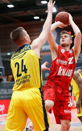 04 04 2021, Basketball, BBL 2020 2021, 26 matchday, s Oliver Wuerzburg EWE Baskets Oldenburg, GER, Wuerzburg, s Oliver Arena, picture from left Rasid Mahalbasic EWE Baskets Oldenburg and Jonas Weitzel s Oliver Wuerzburg Copyright: HMBxMedia xHeikoxBecker