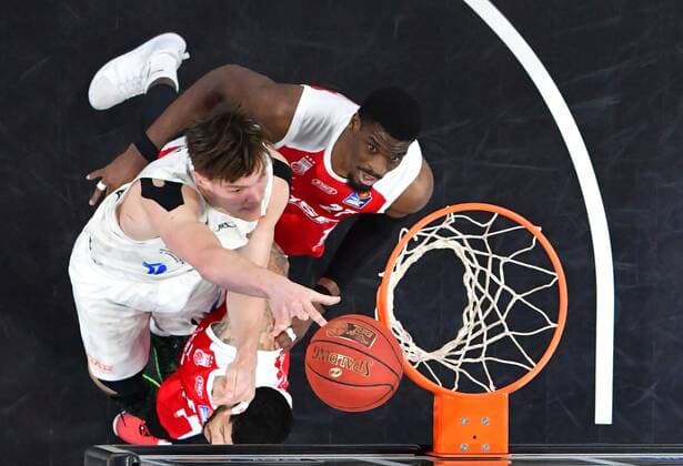 BAMBERG 04 04 2021 Basketball easycredit 1 Basketball Bundesliga 26 Matchday Brose Bamberg vs Hamburg Towers Maik Kotsar 11, Hamburg Towers with a lay-up against Shevon Thompson 27, Brose Bamberg Photo Hans Martin Issler isslerimages Brose Bamberg vs Hamburg Towers