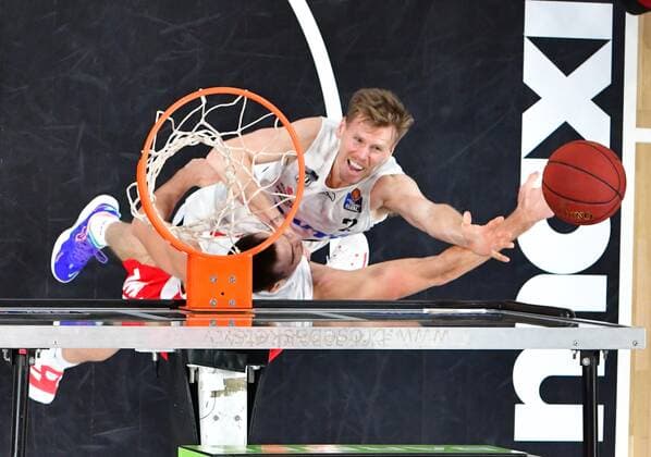 BAMBERG 04 04 2021 Basketball easycredit 1 Basketball Bundesliga 26 Matchday Brose Bamberg vs Hamburg Towers Jordan Swing 2, Hamburg Towers with basket shot against Chase Fieler 20, Brose Bamberg photo Hans Martin Issler isslerimages Brose Bamberg vs Hamburg Towers