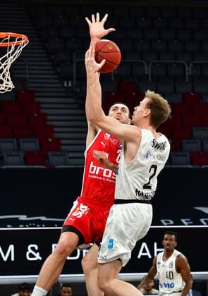 BAMBERG 04 04 2021 Basketball easycredit 1 Basketball Bundesliga 26 Matchday Brose Bamberg vs Hamburg Towers Jordan Swing 2, Hamburg Towers with basket shot against Chase Fieler 20, Brose Bamberg photo Hans Martin Issler isslerimages Brose Bamberg vs Hamburg Towers