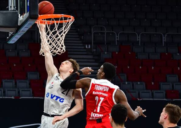 BAMBERG 04 04 2021 Basketball easycredit 1 Basketball Bundesliga 26 Matchday Brose Bamberg vs Hamburg Towers Justus Hollatz 21, Hamburg Towers with a lay-up against Shevon Thompson 27, Brose Bamberg Photo Hans Martin Issler isslerimages Brose Bamberg vs Hamburg Towers