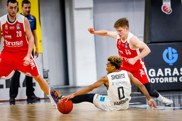 Center 00 T J Shorts Hamburg Towers right Bennet Hundt Brose Bamberg, 33 left Chase Fieler Brose Bamberg, 20 Brose Bamberg Hamburg Towers easyCredit BBL Basketball Bundesliga Basketball Season 2020 21 26 Matchday, 04 04 2021 Bamberg, Brose Arena Copyright: DanielxLöb