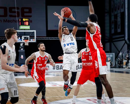Center 00 T J Shorts Hamburg Towers right Shevon Thompson Brose Bamberg, 27 left Tyler Larson Brose Bamberg, 55 Brose Bamberg Hamburg Towers easyCredit BBL Basketball Bundesliga Basketball Season 2020 21 26 Matchday, 04 04 2021 Bamberg, Brose Arena Copyright: DanielxLöb
