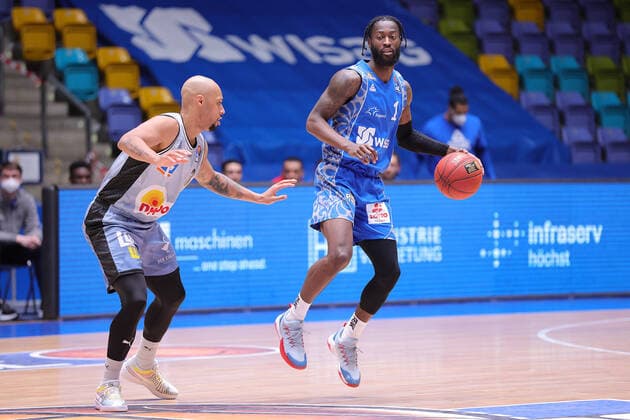 Fraport Skyliners HAKRO Merlins Crailsheim, easyCredit BBL Matt Mobley Fraport Skyliners, 1 is tackled by Maurice Stuckey Crailsheim, 3 Basketball match of the easyCredit BBL between Fraport Skyliners and HAKRO Merlins Crailsheim on 4 April 2021 at Fraport Arena in Frankfurt am Main , Frankfurt am Main Hesse Germany Fraport Arena