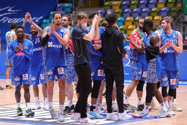 Fraport Skyliners HAKRO Merlins Crailsheim, easyCredit BBL Cheers of the Skyliners after the end of the game Basketball match of the easyCredit BBL between the Fraport Skyliners and HAKRO Merlins Crailsheim on 4 April 2021 at the Fraport Arena in Frankfurt am Main , Frankfurt am Main Hesse Germany Fraport Arena