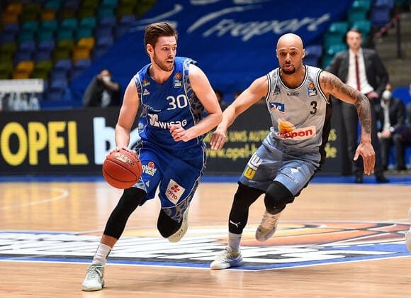 04 04 2021, xjhx, Basketball BBL Bundesliga, Frankfurt Skyliners Crailsheim Merlins emspor, v l Jon Axel Gudmundsson Fraport Skyliners Frankfurt , Maurice Stuckey Harko Merlins Crailsheim Frankfurt am Main.