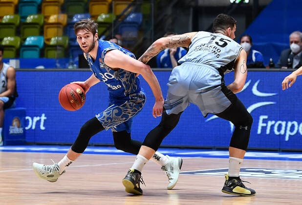 04 04 2021, xjhx, Basketball BBL Bundesliga, Frankfurt Skyliners Crailsheim Merlins emspor, v l Jon Axel Gudmundsson Fraport Skyliners Frankfurt , Bodgan Radosavljevic Harko Merlins Crailsheim Frankfurt am Main.