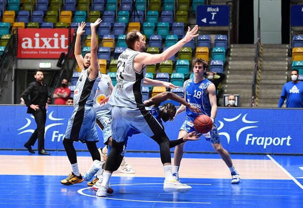 04 04 2021, xjhx, Basketball BBL Bundesliga, Frankfurt Skyliners Crailsheim Merlins emspor, v l Nimrod Hiliard Harko Merlins Crailsheim , Matt Mobley Fraport Skyliners Frankfurt , Dejan Kovacevic Harko Merlins Crailsheim Frankfurt am Main.