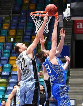 04 04 2021, xjhx, Basketball BBL Bundesliga, Frankfurt Skyliners Crailsheim Merlins emspor, v l Dejan Kovacevic Harko Merlins Crailsheim , Marco Voeller Fraport Skyliners Frankfurt Frankfurt am Main.