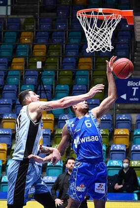 04 04 2021, xjhx, Basketball BBL Bundesliga, Frankfurt Skyliners Crailsheim Merlins emspor, v l Bodgan Radosavljevic Harko Merlins Crailsheim , Len Adam Schoormann Fraport Skyliners Frankfurt Frankfurt am Main.
