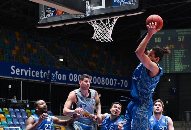 04 04 2021, xjhx, Basketball BBL Bundesliga, Frankfurt Skyliners Crailsheim Merlins emspor, v l Quantez Robertson Fraport Skyliners Frankfurt , Bodgan Radosavljevic Harko Merlins Crailsheim , Len Adam Schoormann Fraport Skyliners Frankfurt , Michael Kessens Fraport Skyliners Frankfurt Frankfurt am Main.