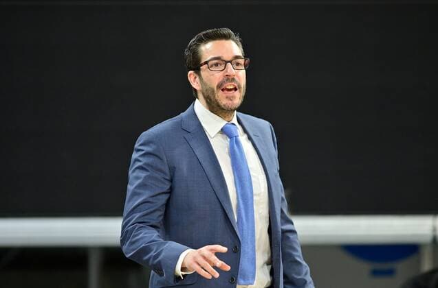 BAMBERG 04 04 2021 Basketball easycredit 1 Basketball Bundesliga 26 Matchday Brose Bamberg vs Hamburg Towers Miguel Angel Zapata Assistantcoach Hamburg Towers gives instructions Photo Hans Martin Issler isslerimages Brose Bamberg vs Hamburg Towers