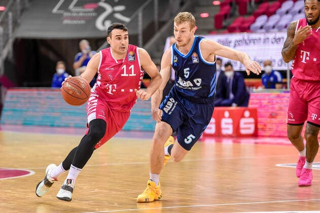 easyCredit BBL, Telekom Baskets Bonn vs Alba Berlin, 04 04 2021 Anthony DiLeo Telekom Baskets Bonn 11 , Niels Giffey Alba Berlin 5 , easyCredit BBL, Telekom Baskets Bonn vs Alba Berlin on 04 04 2021 at Telekom Dome Bonn, Bonn Nordrhein Westfalen Copyright: xBEAUTIFULxSPORTS Mueller-Laschetx