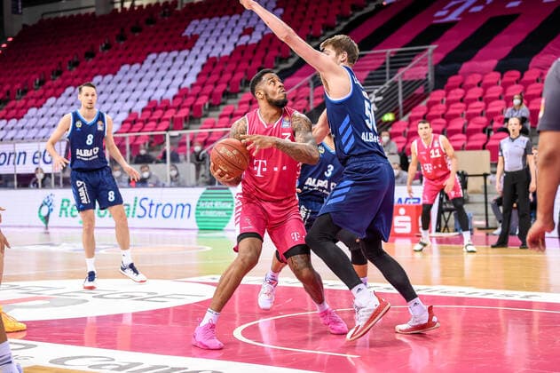 easyCredit BBL, Telekom Baskets Bonn vs Alba Berlin, 04 04 2021 James Thompson IV Telekom Baskets Bonn 3 , Ben Lammers Alba Berlin 50 , easyCredit BBL, Telekom Baskets Bonn vs Alba Berlin on 04 04 2021 at Telekom Dome Bonn, Bonn Nordrhein Westfalen Copyright: xBEAUTIFULxSPORTS Mueller-Laschetx
