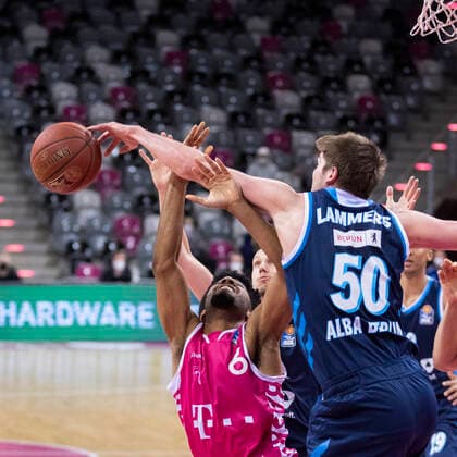 Bonn, 04 04 21 Jalen Hudson Bonn, li against Ben Lammers Berlin in the basketball Bundesliga game Telekom Baskets Bonn vs Alba Berlin
