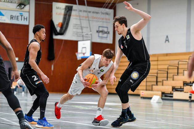 04 04 2021, xpsx, Basketball 2 Bundesliga Pro B Playoffs Group Phase, EBBECKE White Wings Hanau ART Giants Düsseldorf v l Dennis Mavin ART Giants Düsseldorf , Till Joscha Jönke EBBECKE WHITE WINGS Hanau , Lennart Boner ART Giants Düsseldorf Hanau Hessen Germany DEU