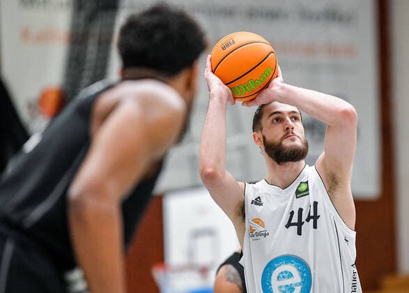 04 04 2021, xpsx, Basketball 2 Bundesliga Pro B Playoffs Group Stage, EBBECKE White Wings Hanau ART Giants Düsseldorf v l Eduard Arques Lopenz EBBECKE WHITE WINGS Hanau Hanau Hesse Germany DEU