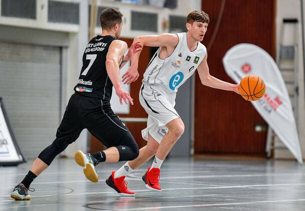 04 04 2021, xpsx, Basketball 2 Bundesliga Pro B Playoffs Group Phase, EBBECKE White Wings Hanau ART Giants Düsseldorf v l Andrius Mikutis ART Giants Düsseldorf , Till Joscha Jönke EBBECKE WHITE WINGS Hanau Hanau Hessen Germany DEU