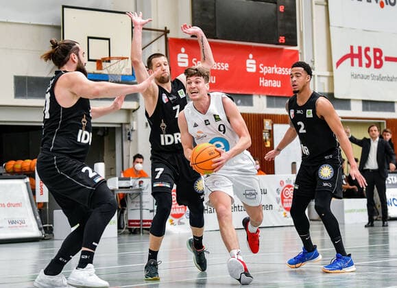 04 04 2021, xpsx, Basketball 2 Bundesliga Pro B Playoffs Group Phase, EBBECKE White Wings Hanau ART Giants Düsseldorf v l Marian Schick ART Giants Düsseldorf , Andrius Mikutis ART Giants Düsseldorf , Till Joscha Jönke EBBECKE WHITE WINGS Hanau , Dennis Mavin ART Giants Düsseldorf Hanau Hessen Germany DEU