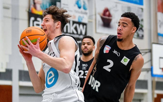 04 04 2021, xpsx, Basketball 2 Bundesliga Pro B Playoffs Group Stage, EBBECKE White Wings Hanau ART Giants Düsseldorf v l Malik Kudic EBBECKE WHITE WINGS Hanau , Dennis Mavin ART Giants Düsseldorf Hanau Hesse Germany DEU